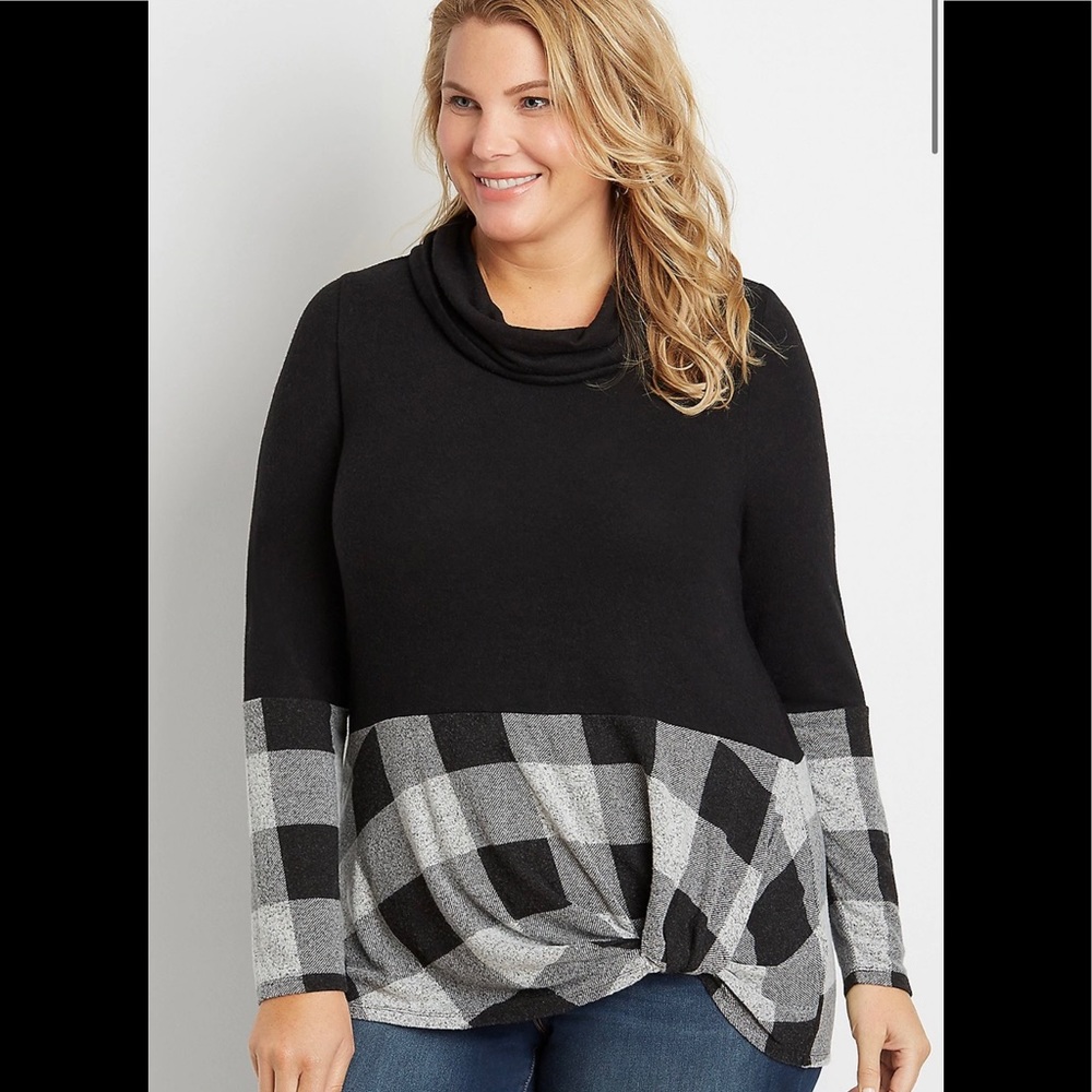 MAURICES Cowl neck Buffalo plaid knot hem tee 🖤🤍